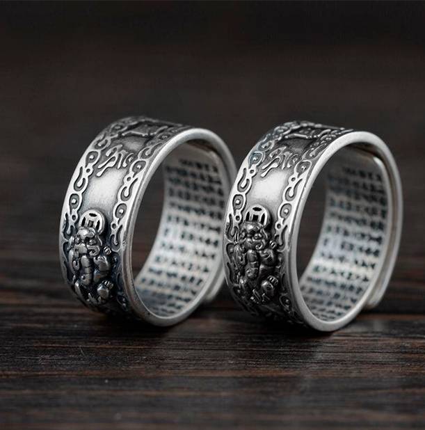 Anel prateado com detalhes entalhados e símbolos clássicos do Feng Shui, Pelicano Azul.