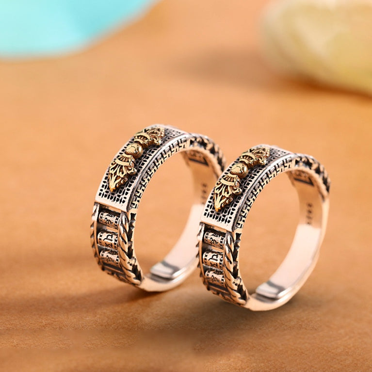 Anel Feng Shui Pergaminho Vajra em prata 990 com detalhes dourados e símbolos espirituais gravados, Pelicano Azul.