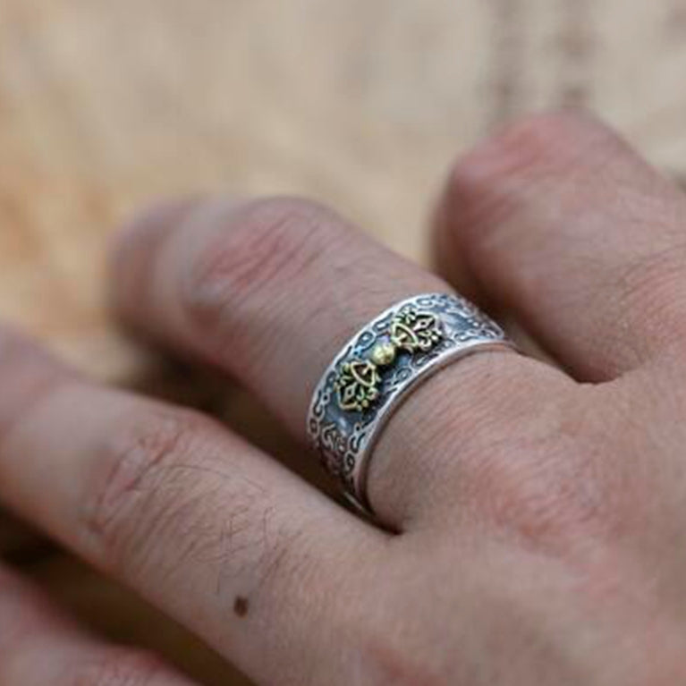 Anel Feng Shui Vajra em prata 990 com detalhes dourados e design tradicional, Pelicano Azul.