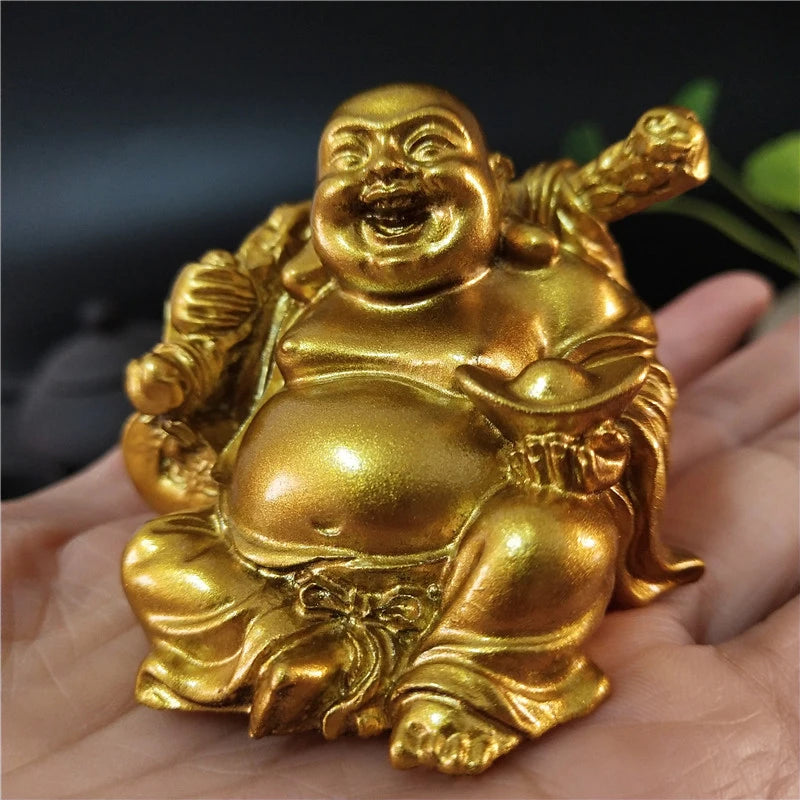 Estátua dourada do Buda Gordo Sorridente em uma mão, segurando um lingote de ouro. Símbolo de felicidade e prosperidade. Pelicano Azul.