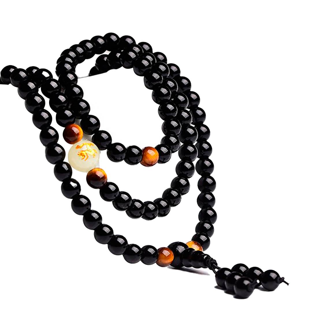 Japamala de 108 contas de ônix negro, com detalhes em olho de tigre e conta central branca com símbolo dourado, para meditação e proteção - Pelicano Azul
