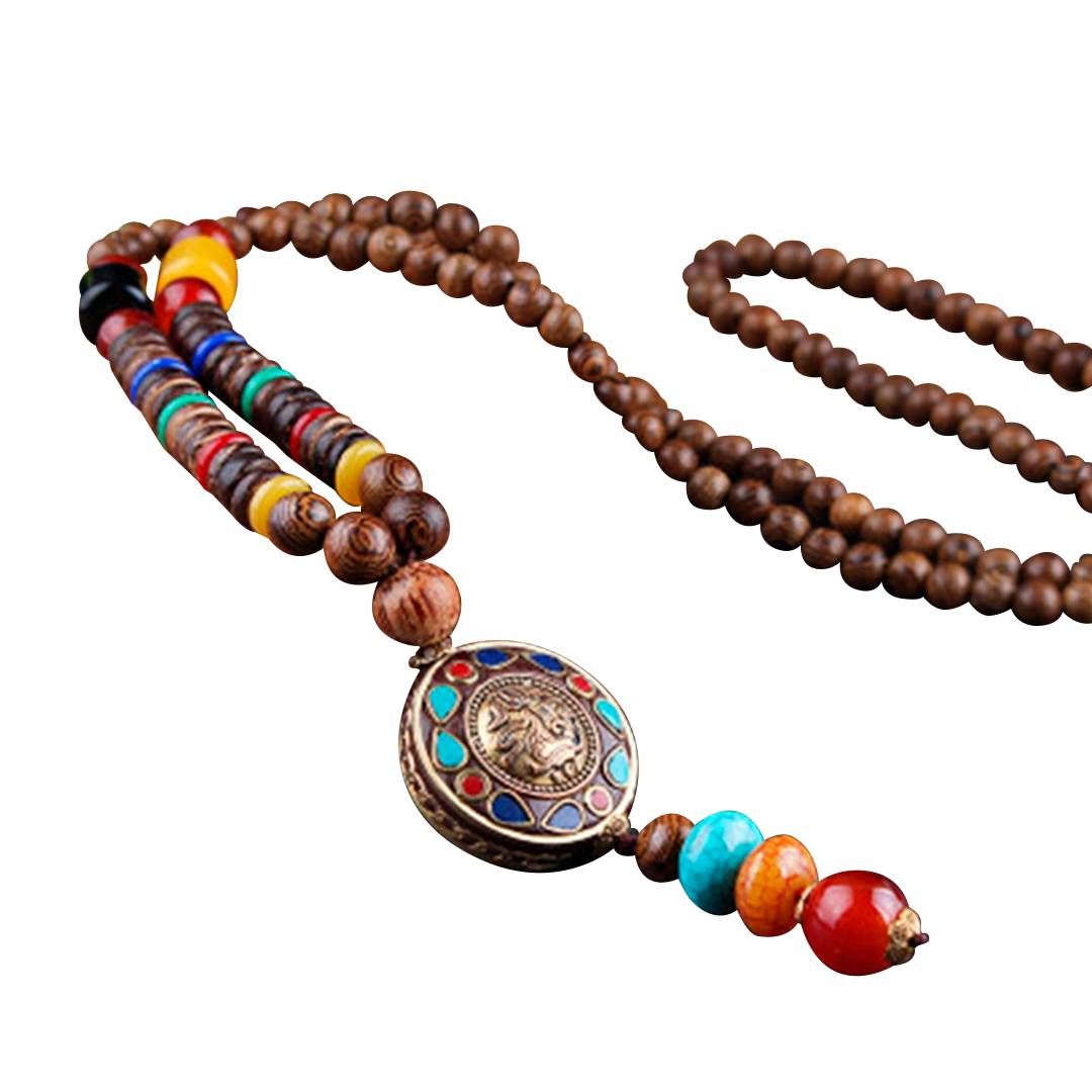 Japamala de 108 contas em madeira envelhecida, com pedras naturais coloridas e amuleto central em metal, acabamento vintage - Pelicano Azul