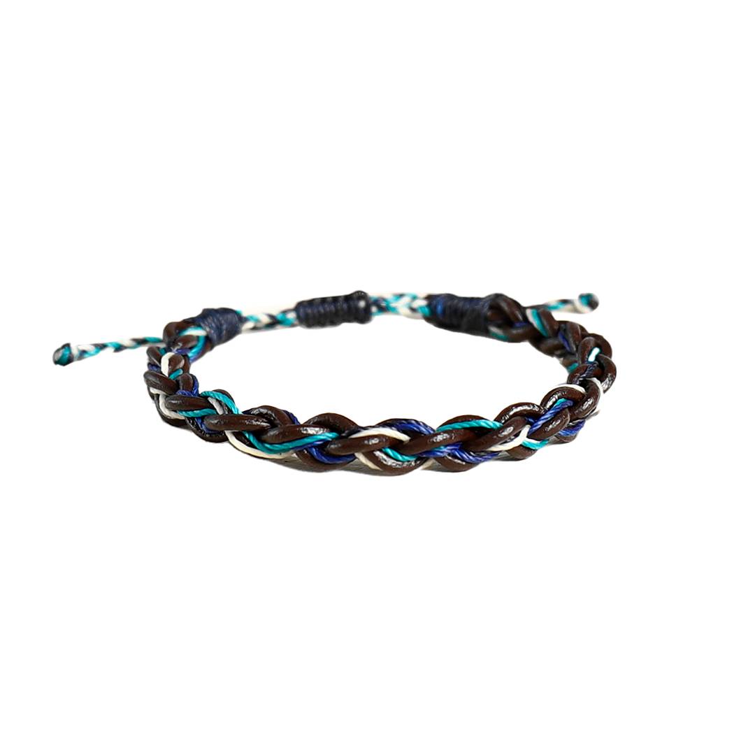 Pulseira budista feita à mão em macramê, trançada com fios de diferentes tons de azul e verde, criando um visual elegante e natural, Pelicano Azul.