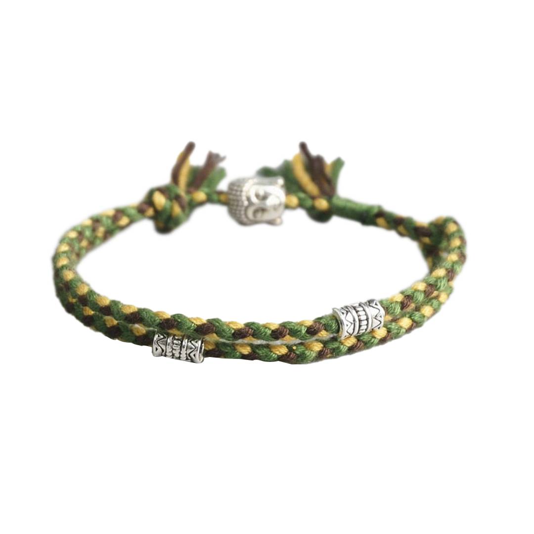 Pulseira budista tecida em fios verdes e amarelos, com adornos de prata e fecho em formato de cabeça de Buda - Pelicano Azul