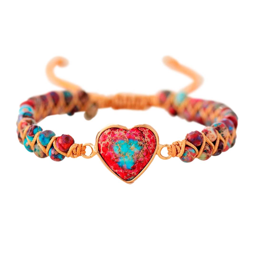 Pulseira com contas coloridas de jaspe imperial, apresentando um coração de pedra central em tons de vermelho e turquesa, entrelaçada com cordão marrom, Pelicano Azul.