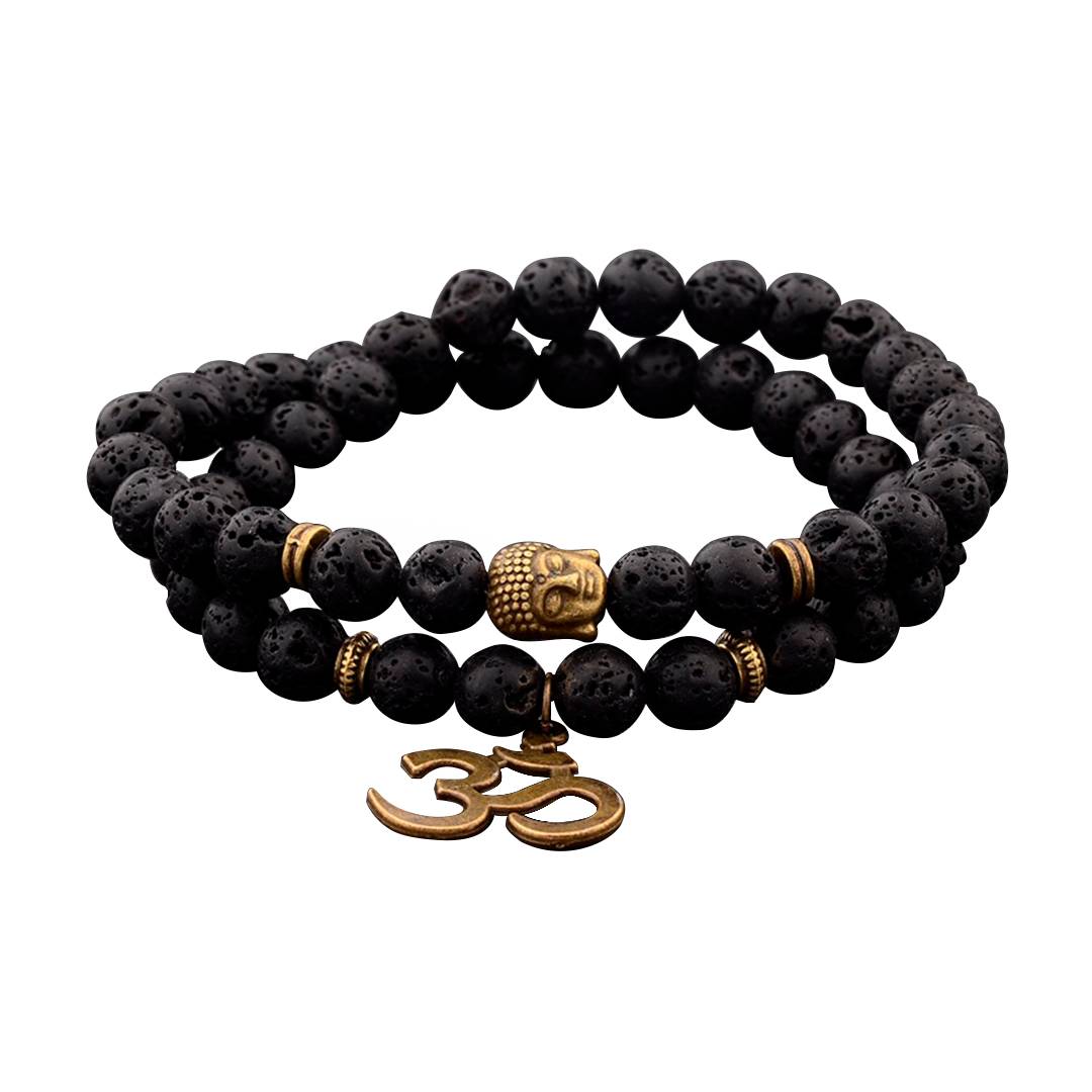 Pulseira dupla com contas de lava vulcânica preta, cabeça de Buda, e pingente OM em ouro envelhecido, simbolizando serenidade e equilíbrio - Pelicano Azul