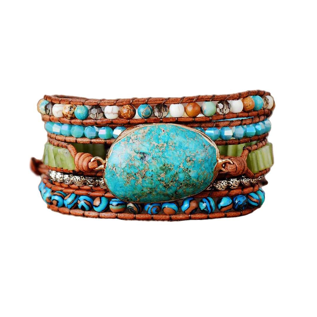 Pulseira de várias camadas com pedra turquesa central, cercada por contas de jaspe e pedras naturais em tons de azul, verde e marrom - Pelicano Azul