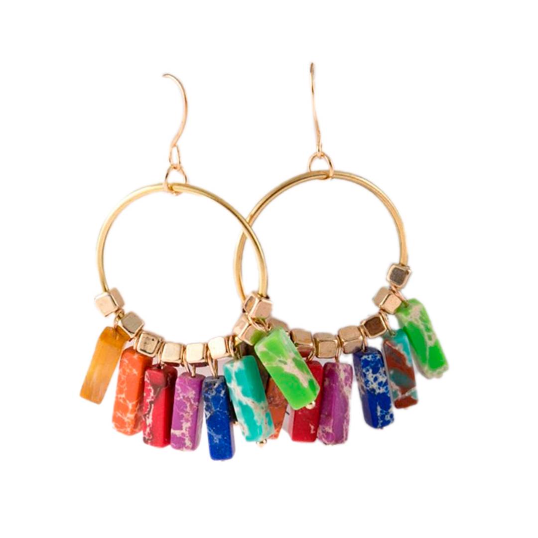 Brincos com pedras naturais coloridas, representando os sete chakras, em design de aro dourado. Pelicano Azul.