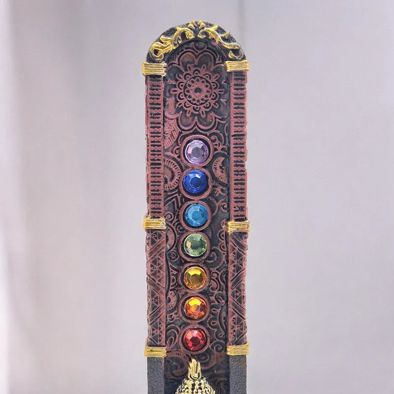 Detalhe do incensário com entalhes e pedras representando os 7 chakras em coluna vertical - Pelicano Azul