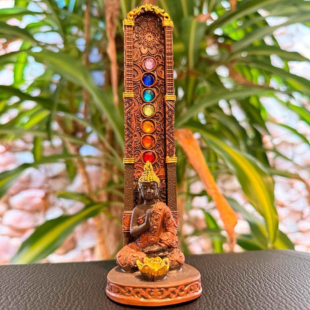 Estátua com Buda e incensário dos 7 chakras em detalhes dourados - Pelicano Azul