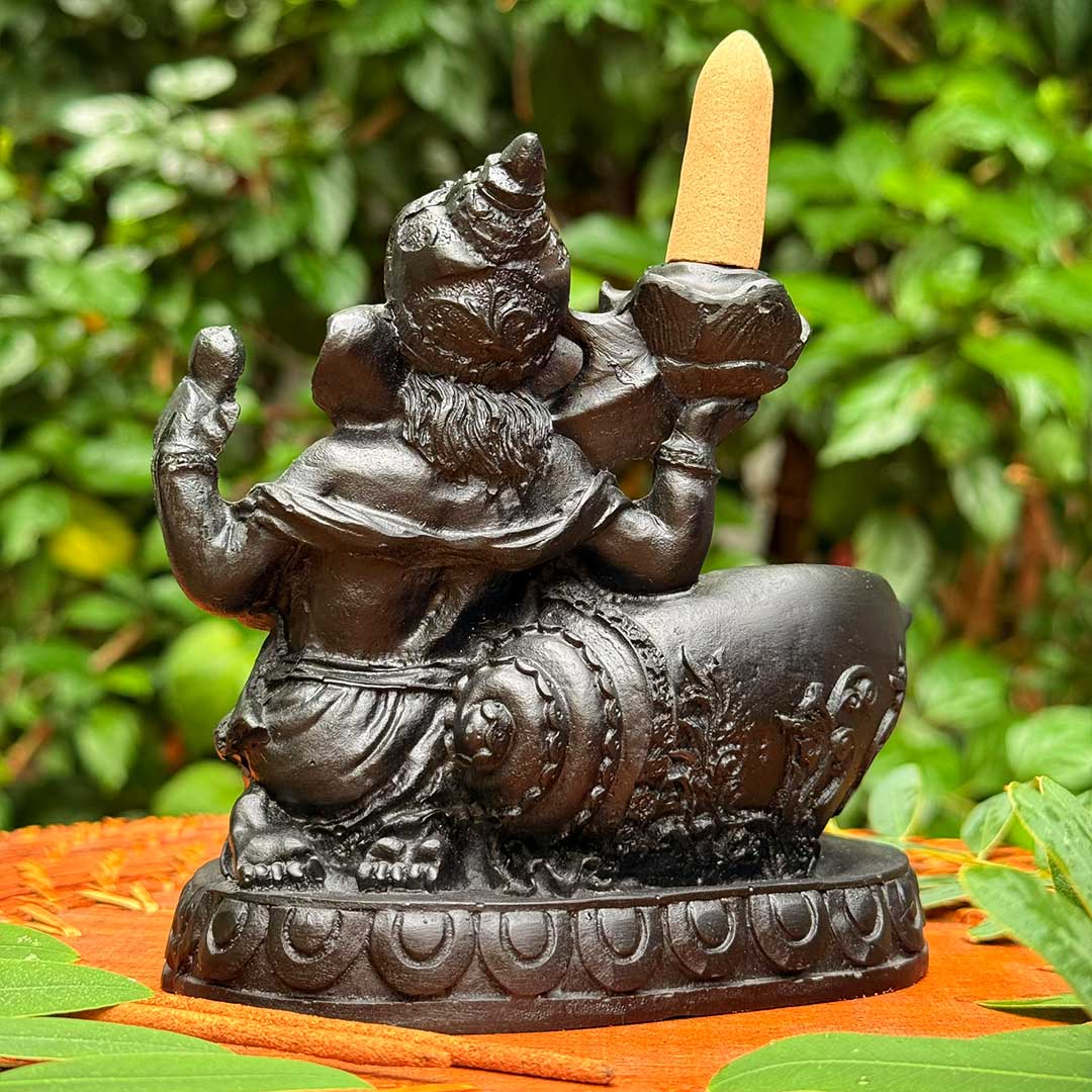 Vista traseira do Incensário Cascata Shambhala, com Ganesha segurando um incenso no suporte detalhado.