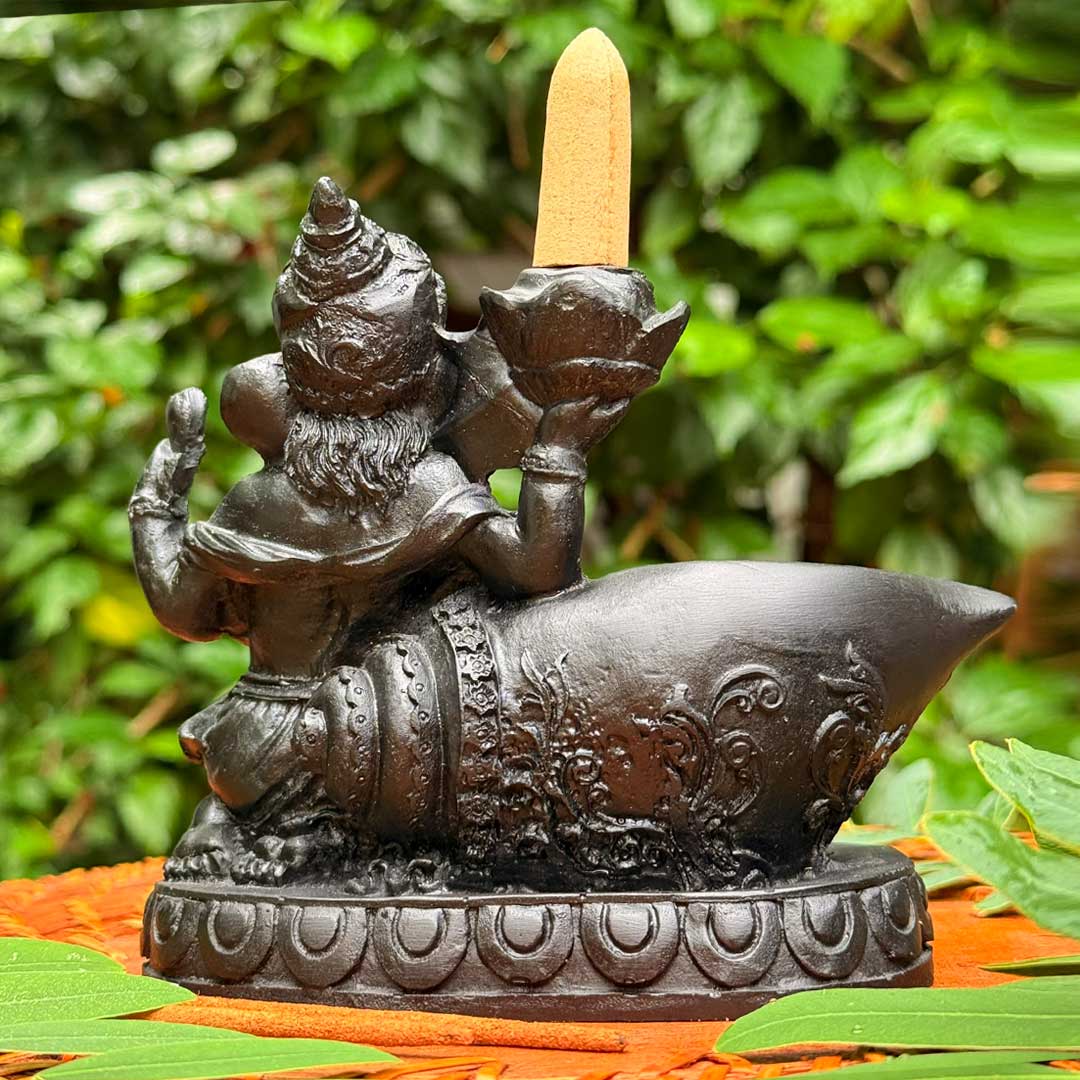 Incensário Cascata Shambhala preto, vista traseira, com Ganesha segurando um suporte para incenso.