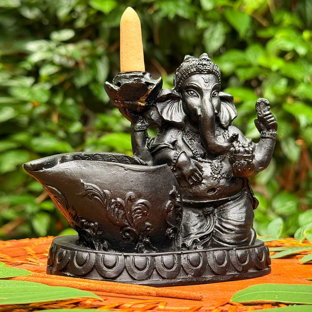 Incensário Cascata Shambhala com a figura de Ganesha e detalhes esculpidos, segurando um incenso no suporte.