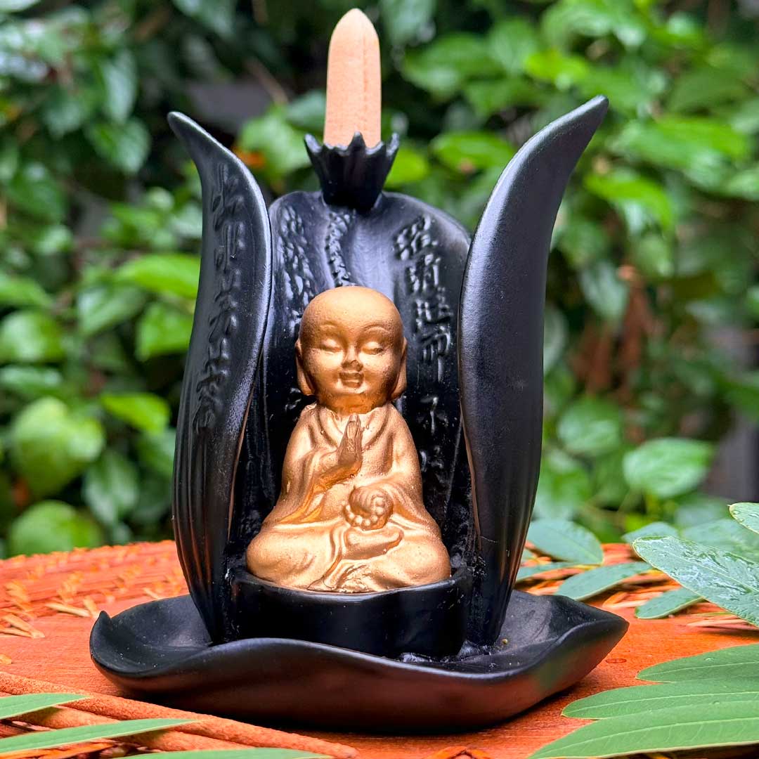 Incensário Lótus de Buda Pelicano Azul, com design elegante, detalhes orientais e Buda dourado em posição de meditação.