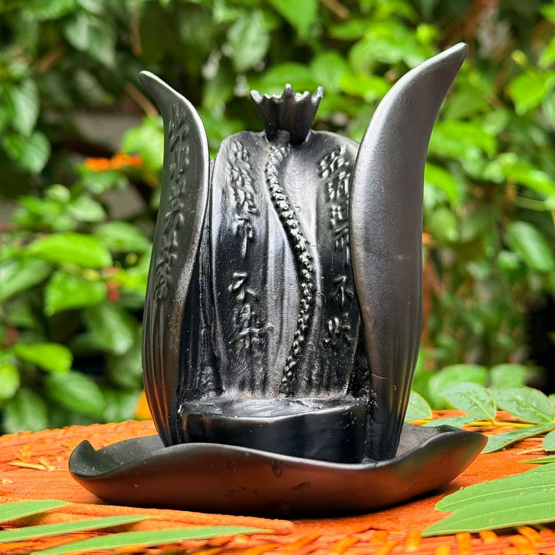 Incensário Lótus de Buda Pelicano Azul visto por trás, com inscrições orientais detalhadas.