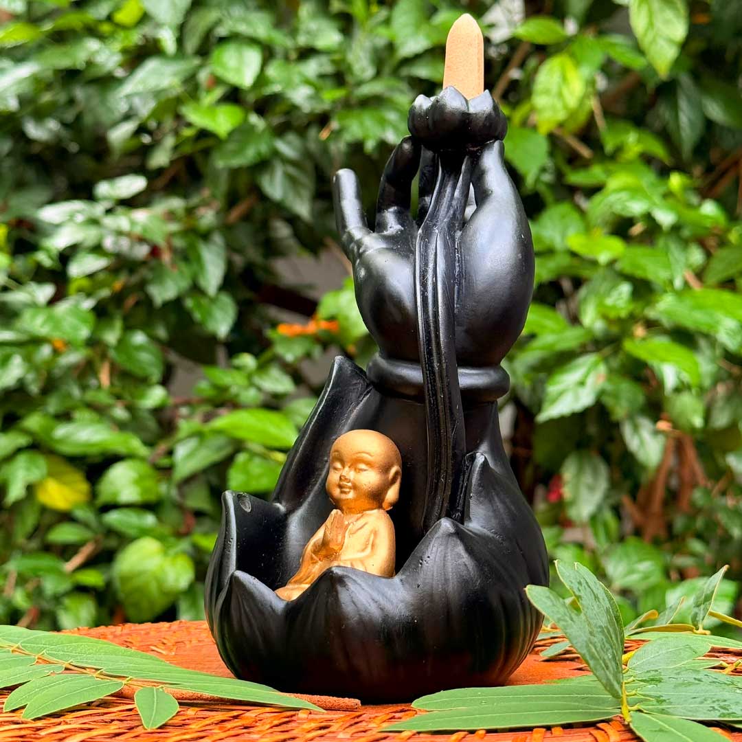 Incensário Mudra da Iluminação Buda Pelicano Azul, com cone de incenso no topo e uma estátua de Buda na base.