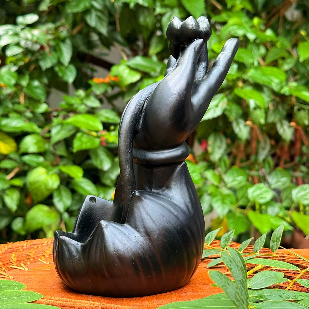 Incensário Mudra da Iluminação Lótus Pelicano Azul, com design elegante de mão segurando uma flor de lótus.