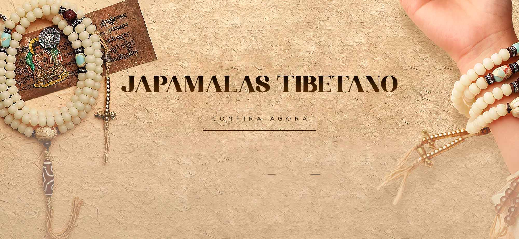 Japamalas tibetanos com contas claras e elementos sagrados sobre fundo bege texturizado - Pelicano Azul