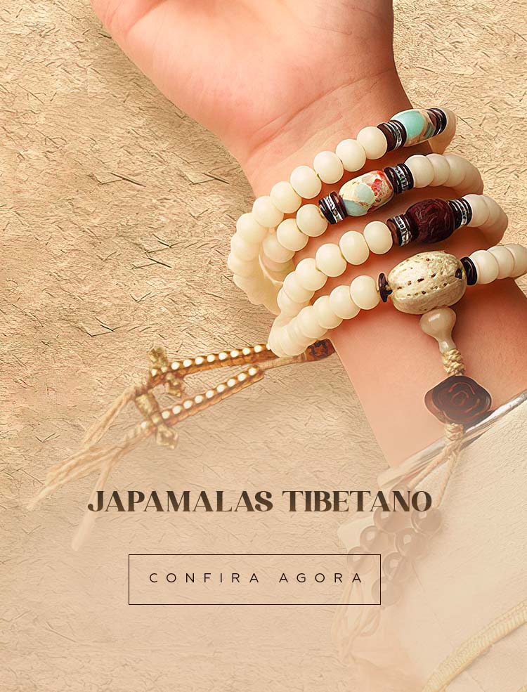 Mão usando japamala tibetano com contas claras e elementos decorativos artesanais - Pelicano Azul