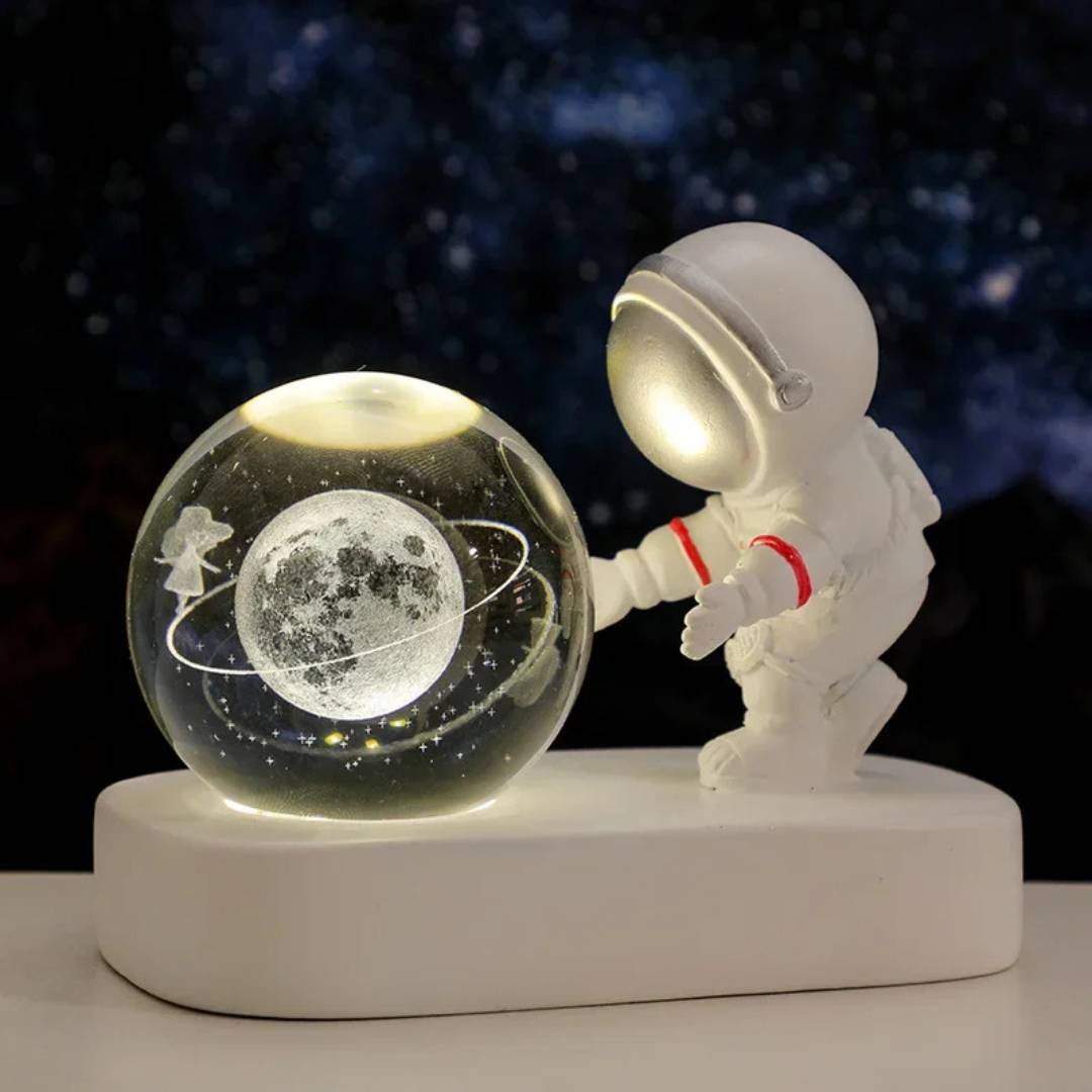 Luminária Planetária Astronauta com esfera iluminada exibindo a Lua, perfeita para decoração temática e ambientes aconchegantes.