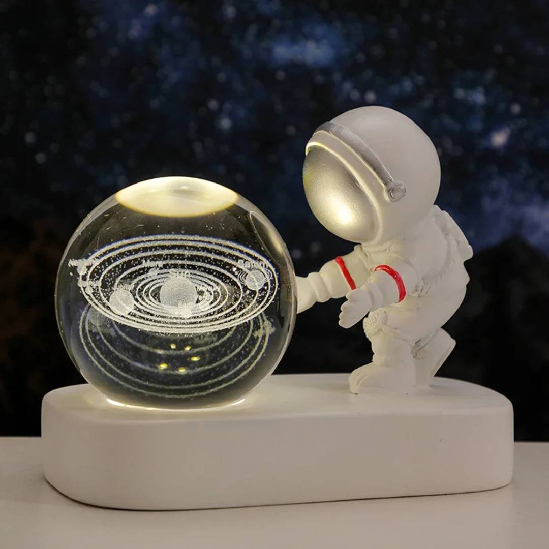 Luminária Planetária Astronauta com esfera iluminada exibindo o sistema solar, perfeita para ambientes temáticos e decorativos.