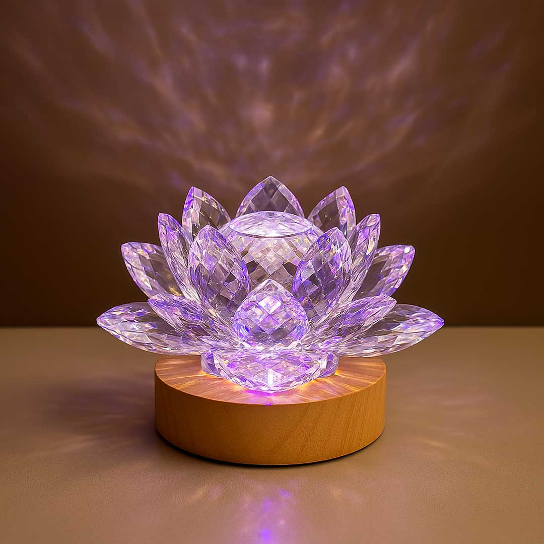 Luminária Flor de Lótus Cristal com reflexos verde e branco, criando uma atmosfera de serenidade e equilíbrio no ambiente. Pelicano Azul.