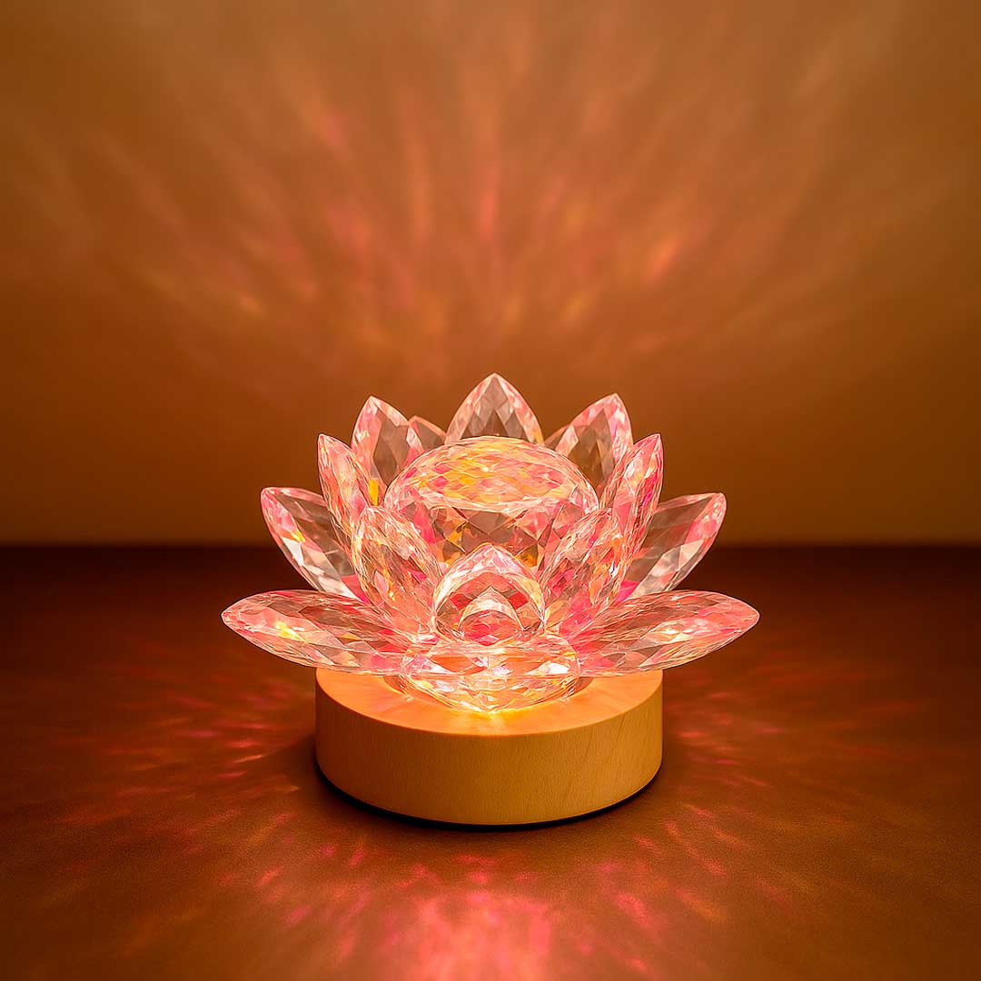 Luminária Flor de Lótus Cristal projetando reflexos multicoloridos suaves, criando uma atmosfera de paz e harmonia no ambiente 2. Pelicano Azul.