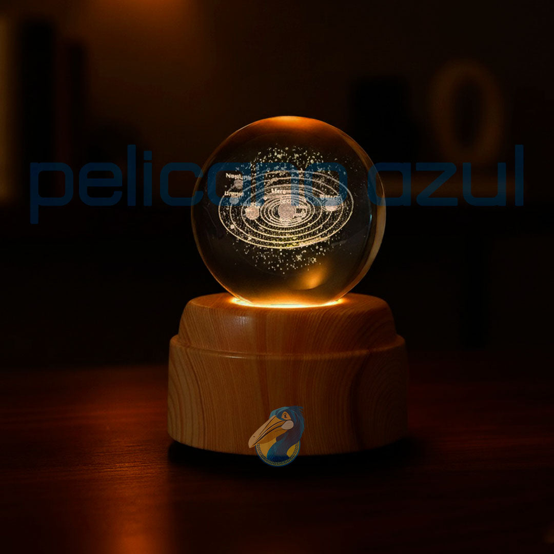 luminária giratória com representação do sistema solar em base de madeira iluminada