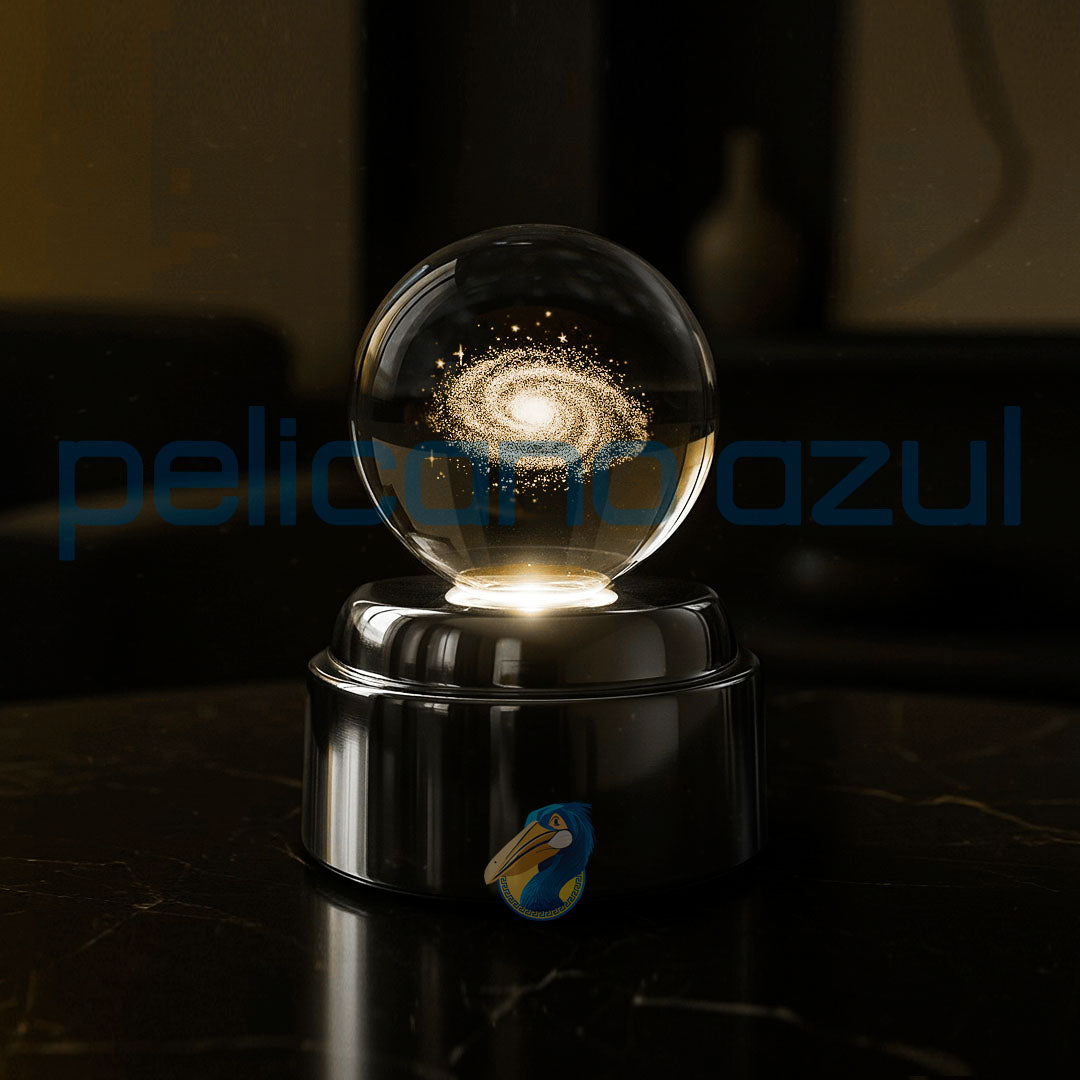 luminária giratória com galáxia espiral iluminada sobre base metálica preta