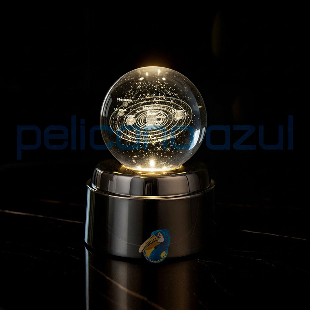 luminária giratória com sistema solar 3D iluminado sobre base metálica escura