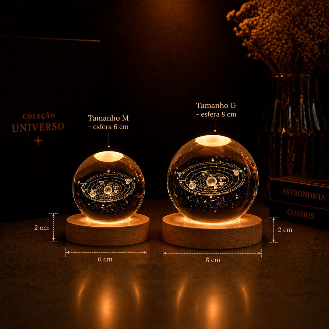 Luminária Luz do Universo com design do sistema solar em cristal 3D, base de madeira iluminada, dimensão de 8cm, 6cm.
