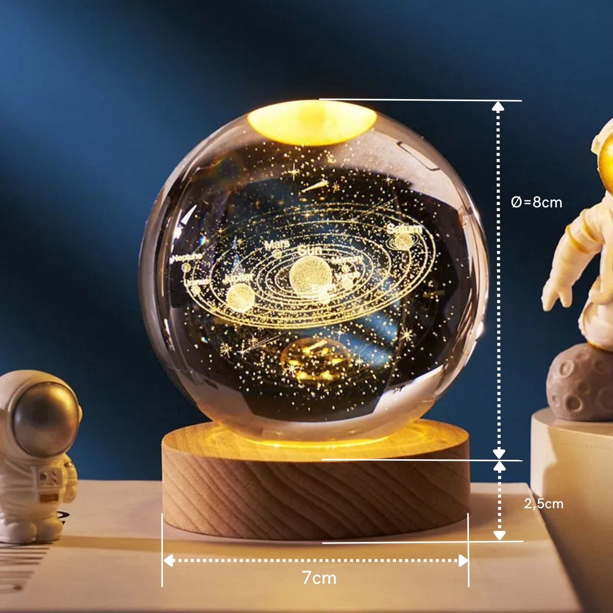 Luminária Luz do Universo com design do sistema solar em cristal 3D, base de madeira iluminada, dimensão de 8cm.