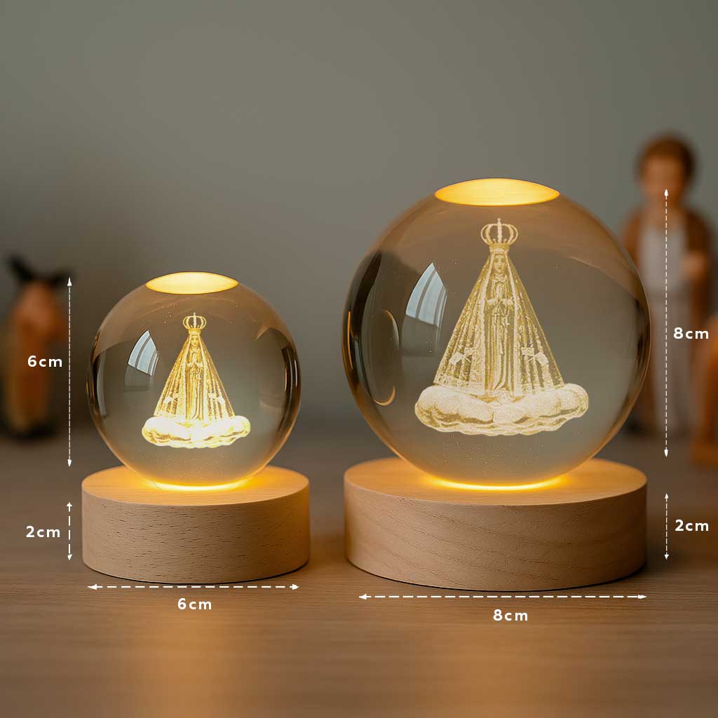 Luminárias com imagem de santa em esferas de vidro iluminadas, nos tamanhos 6cm e 8cm.