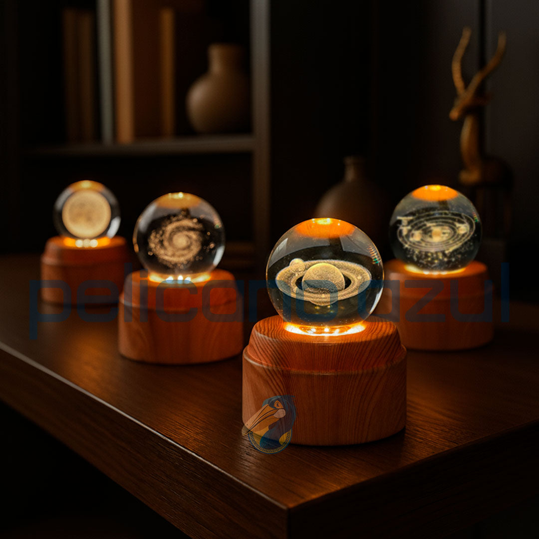 luminárias giratórias com planetas e galáxias sobre base de madeira para decoração