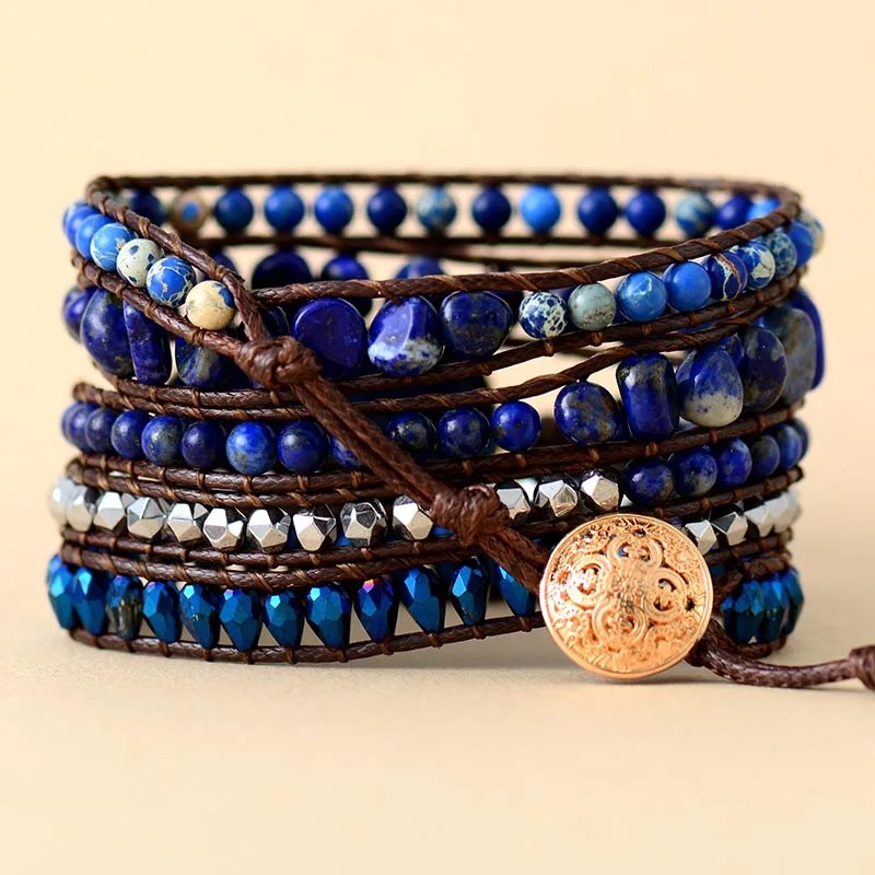Pulseira ajustável de lápis-lazúli com pedras azuis naturais, detalhes metálicos e fecho dourado trabalhado.