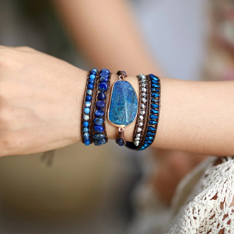 Pulseira de lápis-lazúli ajustável no pulso, com pedras azuis naturais, detalhes metálicos e design artesanal elegante.
