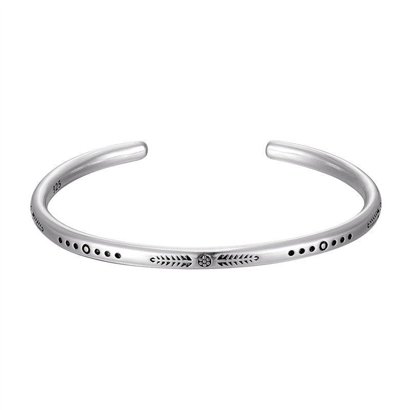 Bracelete em Prata Tibetana com detalhes gravados, símbolo de coragem e força, Pelicano Azul.
