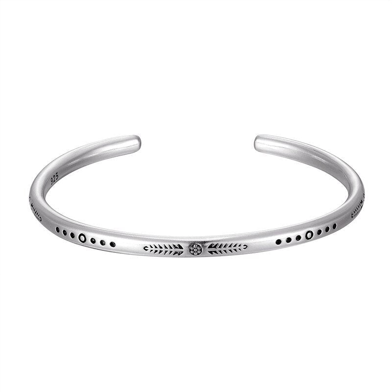 Bracelete em prata tibetana com detalhes gravados, parte do Conjunto Budista da Coragem - pelicano azul.