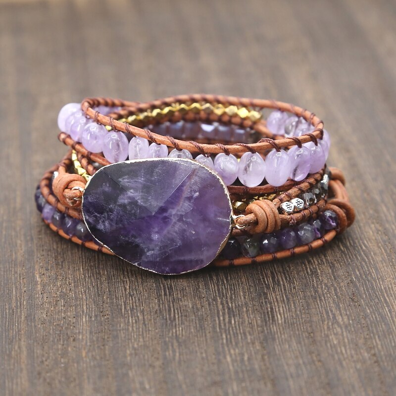 Pulseira Ametista Chakra Superior, com pedras roxas e detalhes dourados, promovendo equilíbrio e espiritualidade Pelicano Azul