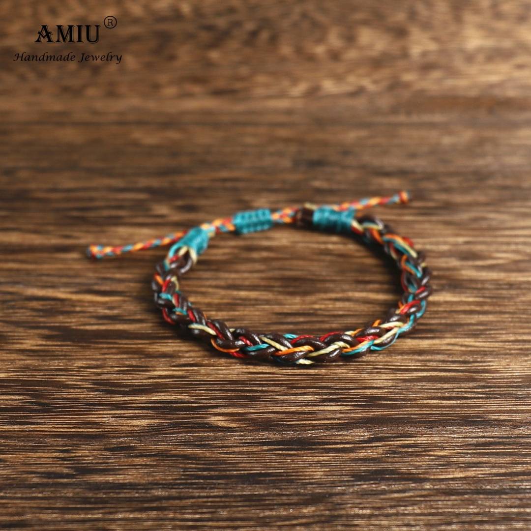 Pulseira Budista Macramê Multicolor, ajustável, com fundo de madeira texturizada, Pelicano Azul.