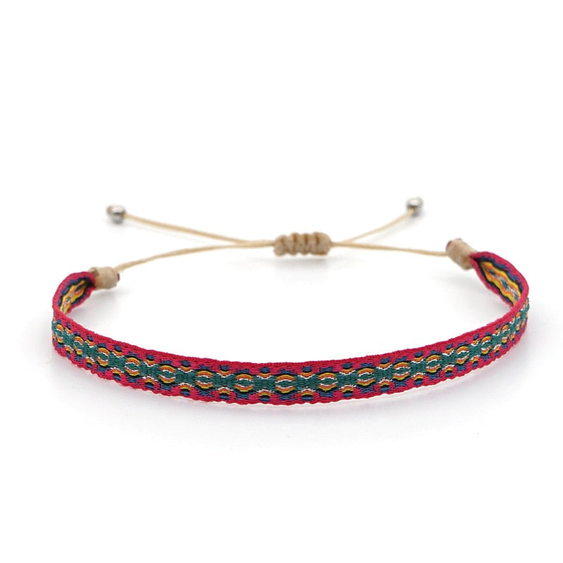 Pulseira ajustável colorida com padrão tibetano em vermelho, verde e amarelo, parte do Conjunto Budista da Coragem.