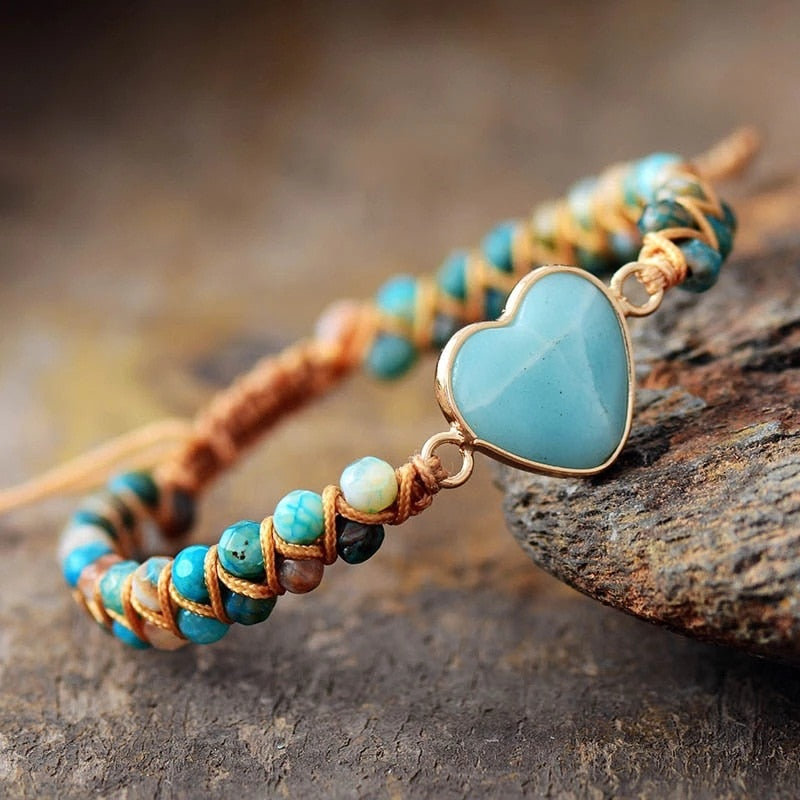 Pulseira Coração Jaspe Imperial com pingente em formato de coração azul, representando amor e proteção com estilo Pelicano Azul.