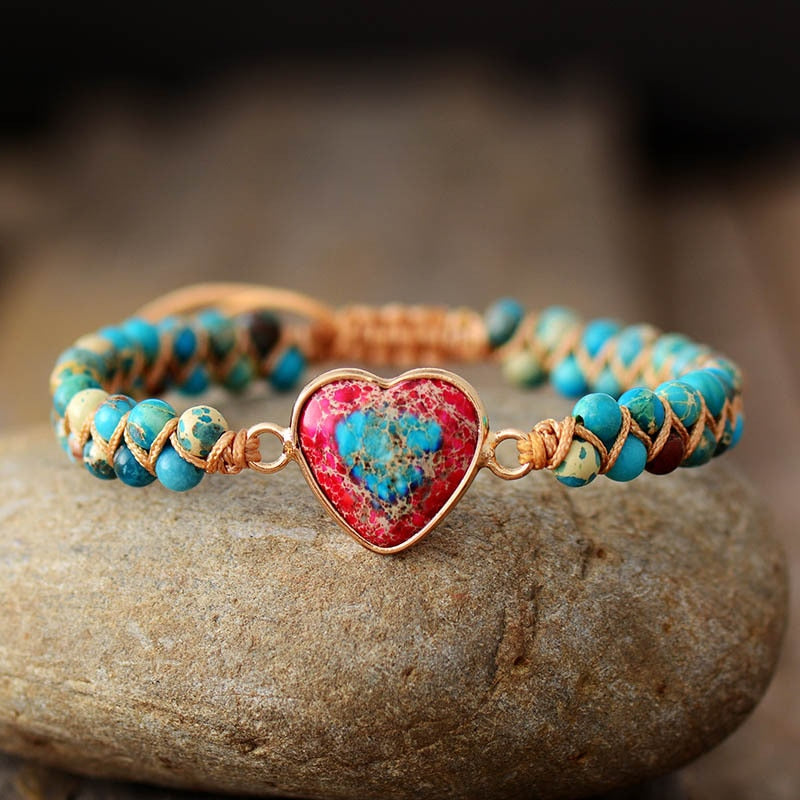 Pulseira Coração Jaspe Imperial com pingente em formato de coração vermelho e azul, simbolizando amor e energia com design Pelicano Azul.