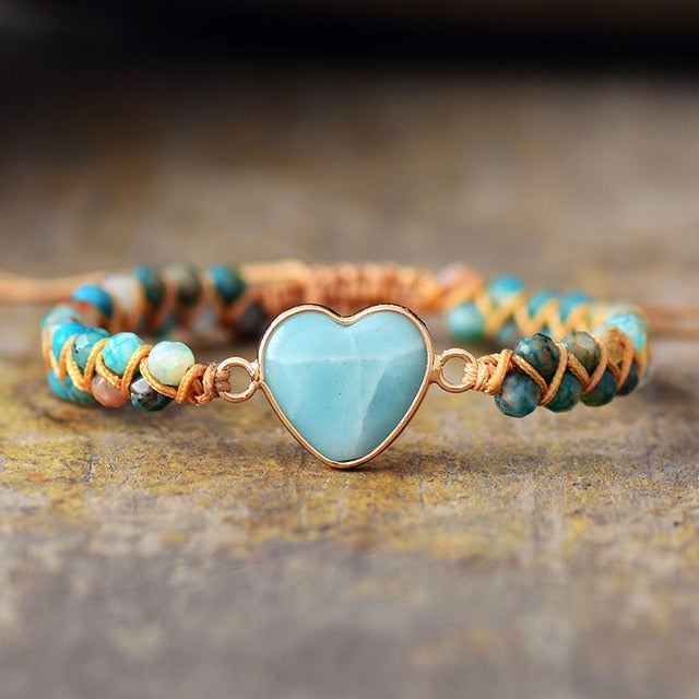 Pulseira Coração Jaspe Imperial com pingente em formato de coração azul, representando amor e proteção com estilo Pelicano Azul.