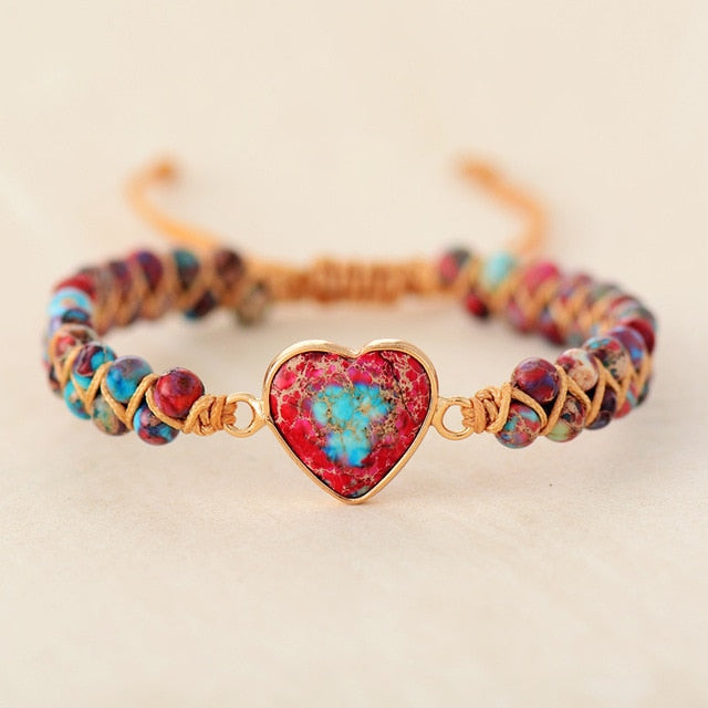 Pulseira Coração Jaspe Imperial com pingente em formato de coração vermelho e azul, simbolizando amor e energia com design Pelicano Azul