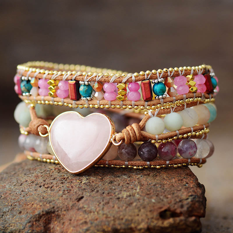 Pulseira Coração de Quartzo Rosa com design colorido, detalhes em pedras naturais variadas e fecho de cordão ajustável - Pelicano Azul.