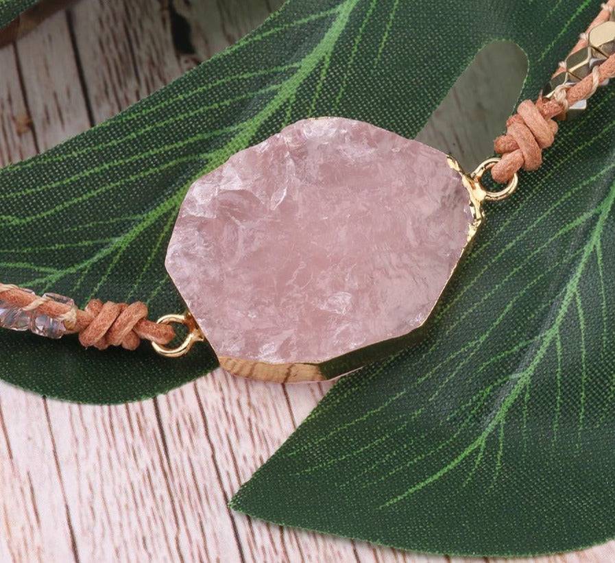Pulseira Cristal de Quartzo Rosa, com pedra bruta em tom rosado delicado, promovendo harmonia e amor com elegância Pelicano Azul.