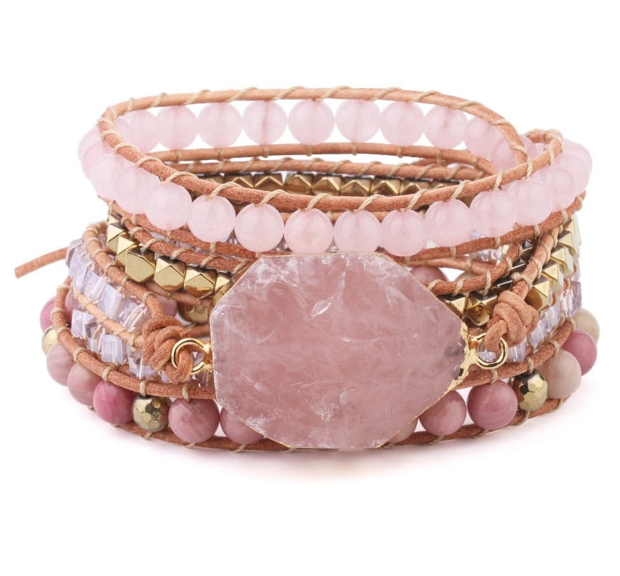 Pulseira Cristal de Quartzo Rosa, com pedra bruta em tom rosado delicado, promovendo harmonia e amor com elegância Pelicano Azul.