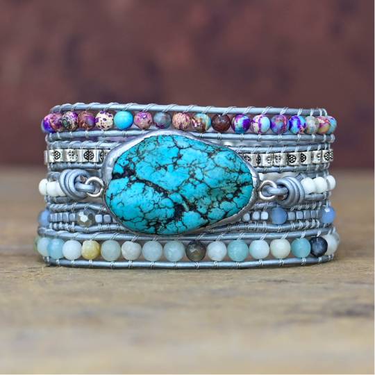 Pulseira da Cura e Proteção Turquesa, com pedra central em tom azul marcante, design artesanal, realçando elegância e proteção Pelicano Azul.
