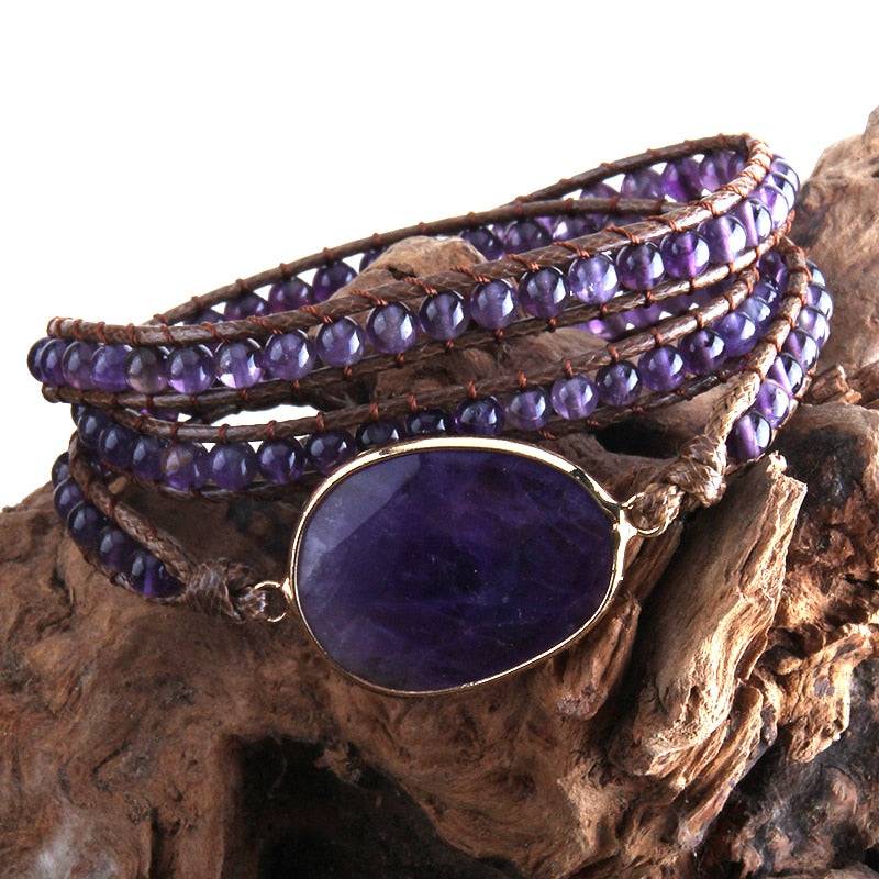 Pulseira Fashion Amazonita com pedra natural violeta e contas em fio de couro, destacando a beleza da ametista em tons roxos - Pelicano Azul
